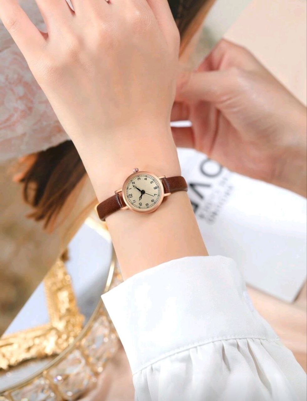 Vintage Minimal Quartz Watch for Women – Small Round Dial
