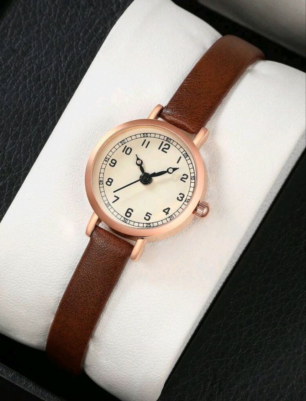 Vintage Minimal Quartz Watch for Women – Small Round Dial