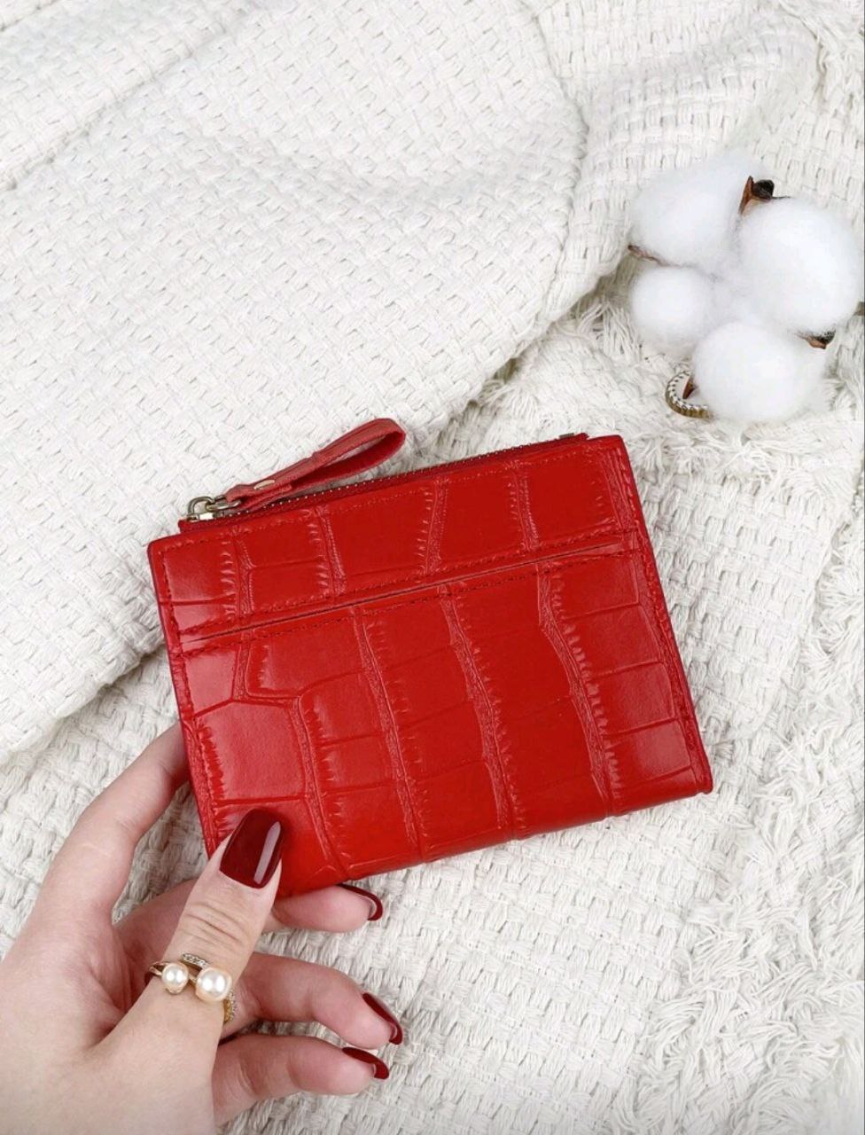 Red Fold-Over Small Wallet – Slim Bi-Fold Card & Cash Organizer for Women