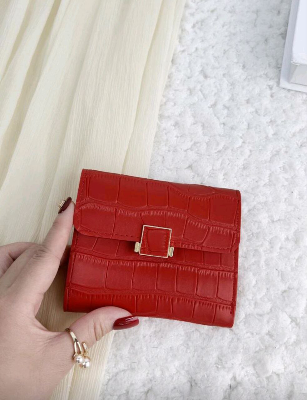 Red Crocodile Embossed Bi-Fold Mini Wallet – Slim Portable Card & Cash Organizer for Women