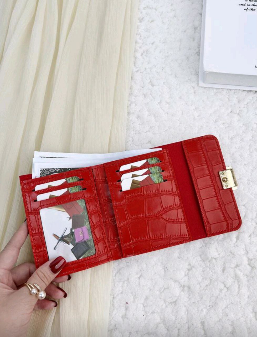 Red Crocodile Embossed Bi-Fold Mini Wallet – Slim Portable Card & Cash Organizer for Women