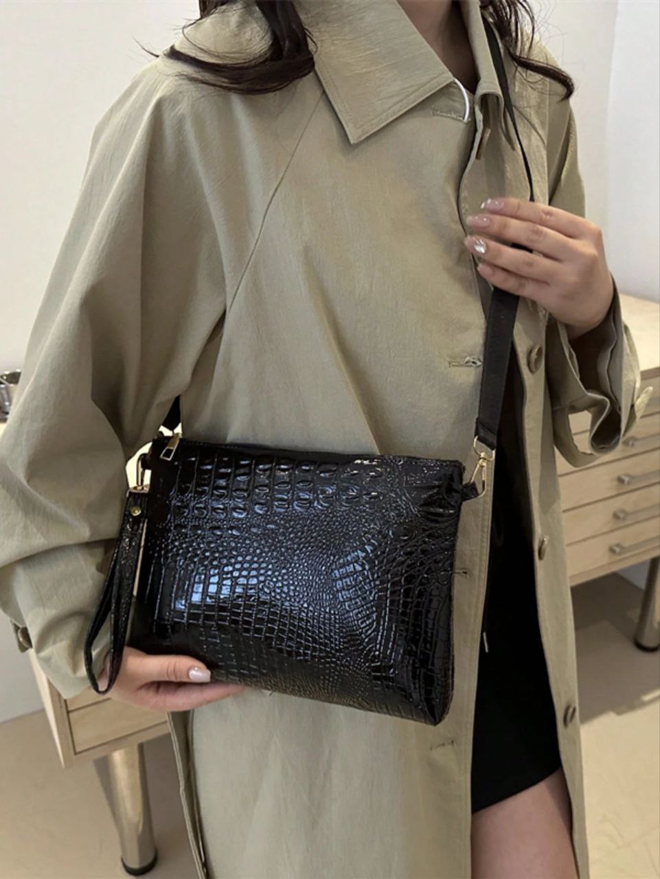 Women’s Black Crocodile Embossed Envelope Clutch – Shoulder & Crossbody