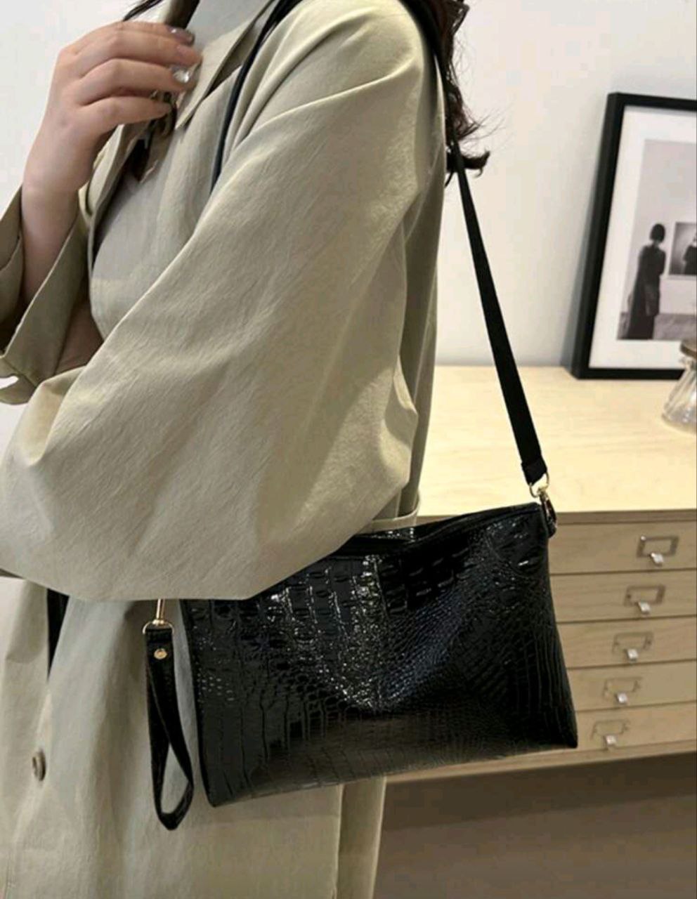 Women’s Black Crocodile Embossed Envelope Clutch – Shoulder & Crossbody