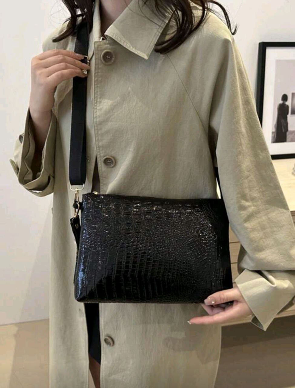 Women’s Black Crocodile Embossed Envelope Clutch – Shoulder & Crossbody