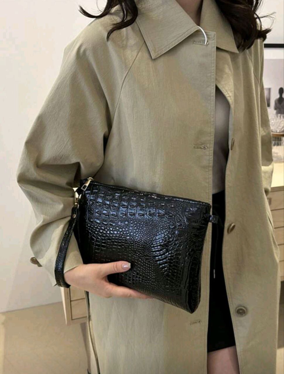 Women’s Black Crocodile Embossed Envelope Clutch – Shoulder & Crossbody