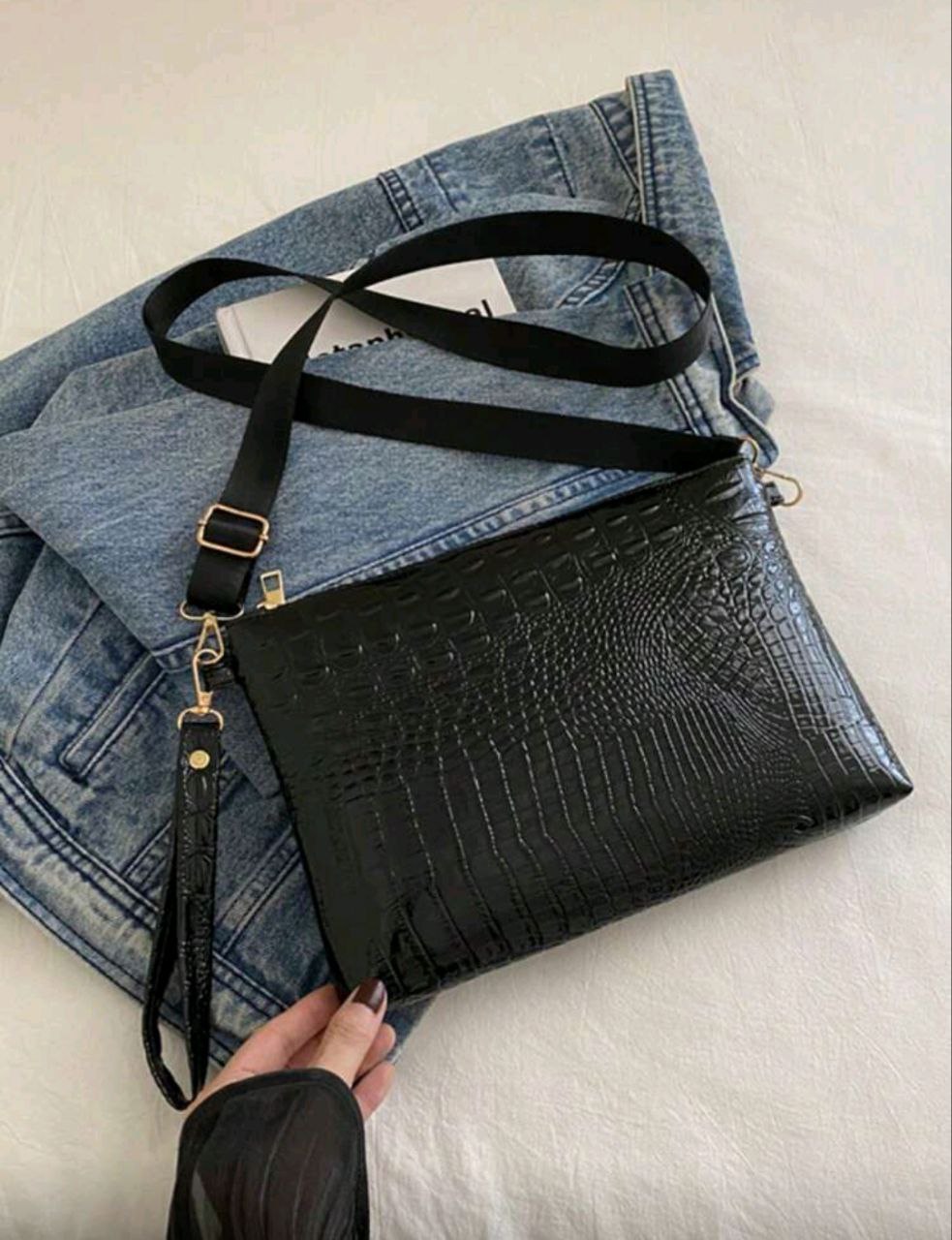 Women’s Black Crocodile Embossed Envelope Clutch – Shoulder & Crossbody