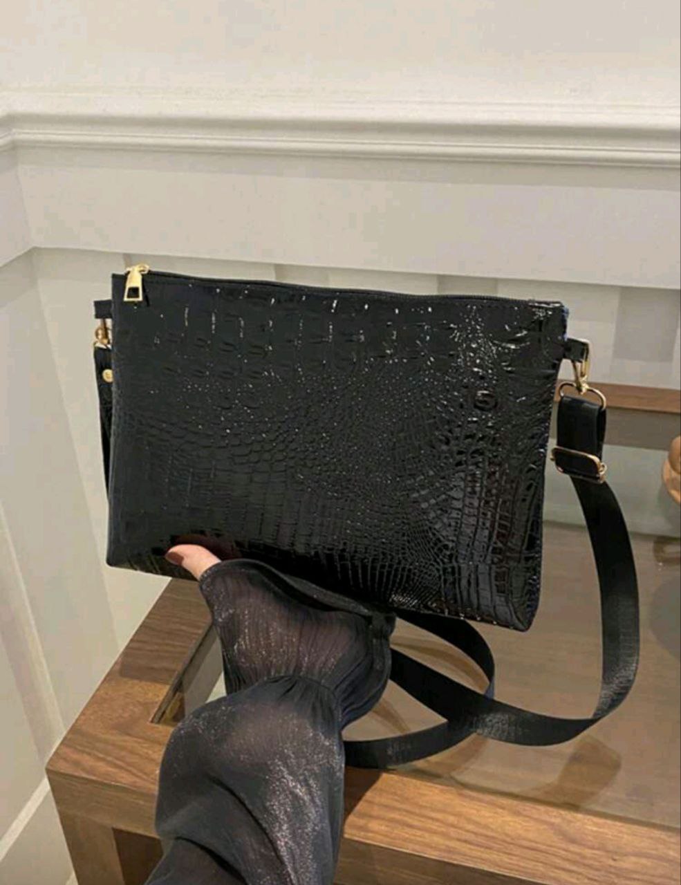 Women’s Black Crocodile Embossed Envelope Clutch – Shoulder & Crossbody