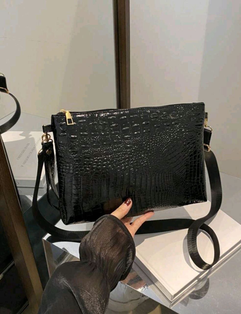 Women’s Black Crocodile Embossed Envelope Clutch – Shoulder & Crossbody