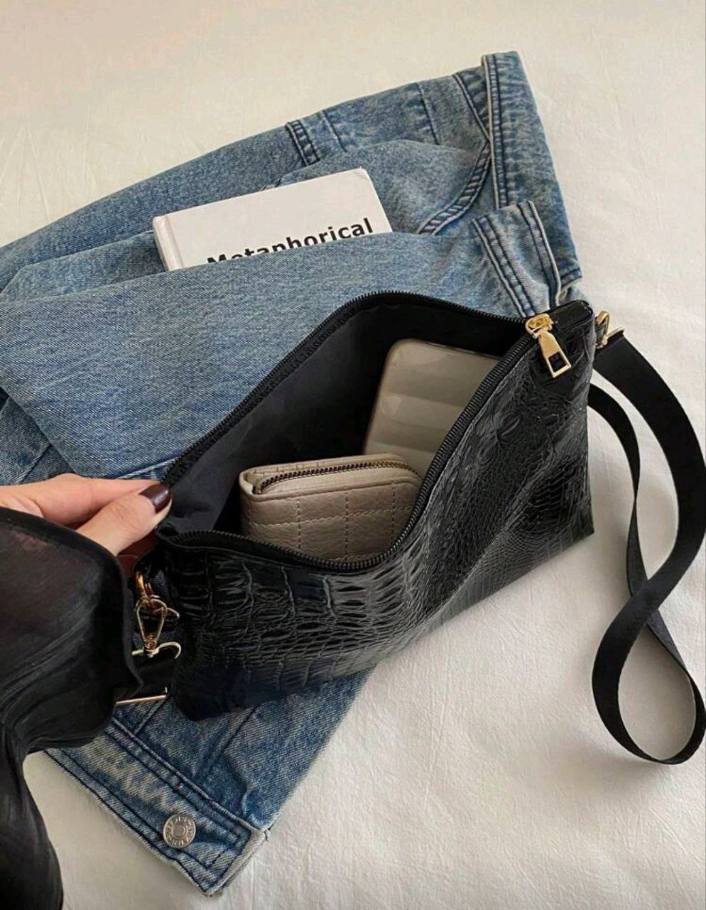 Women’s Black Crocodile Embossed Envelope Clutch – Shoulder & Crossbody