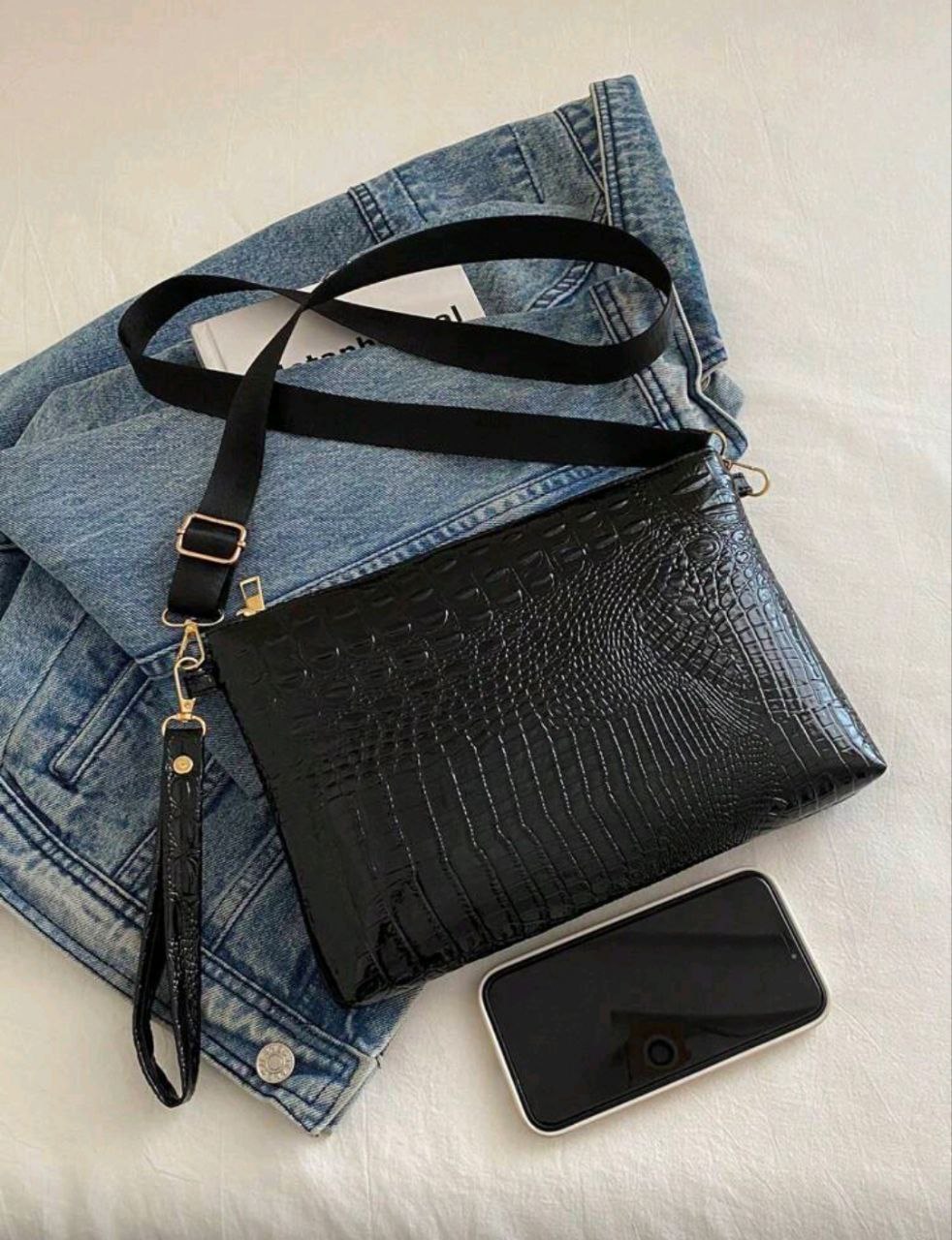 Women’s Black Crocodile Embossed Envelope Clutch – Shoulder & Crossbody