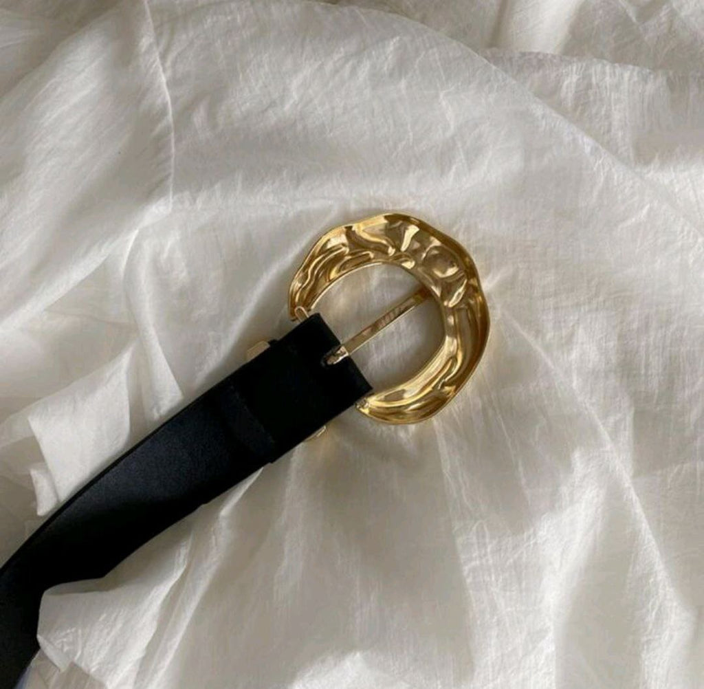 Women’s Black Belt with Gold Oval Textured Buckle – Minimal Vintage Style