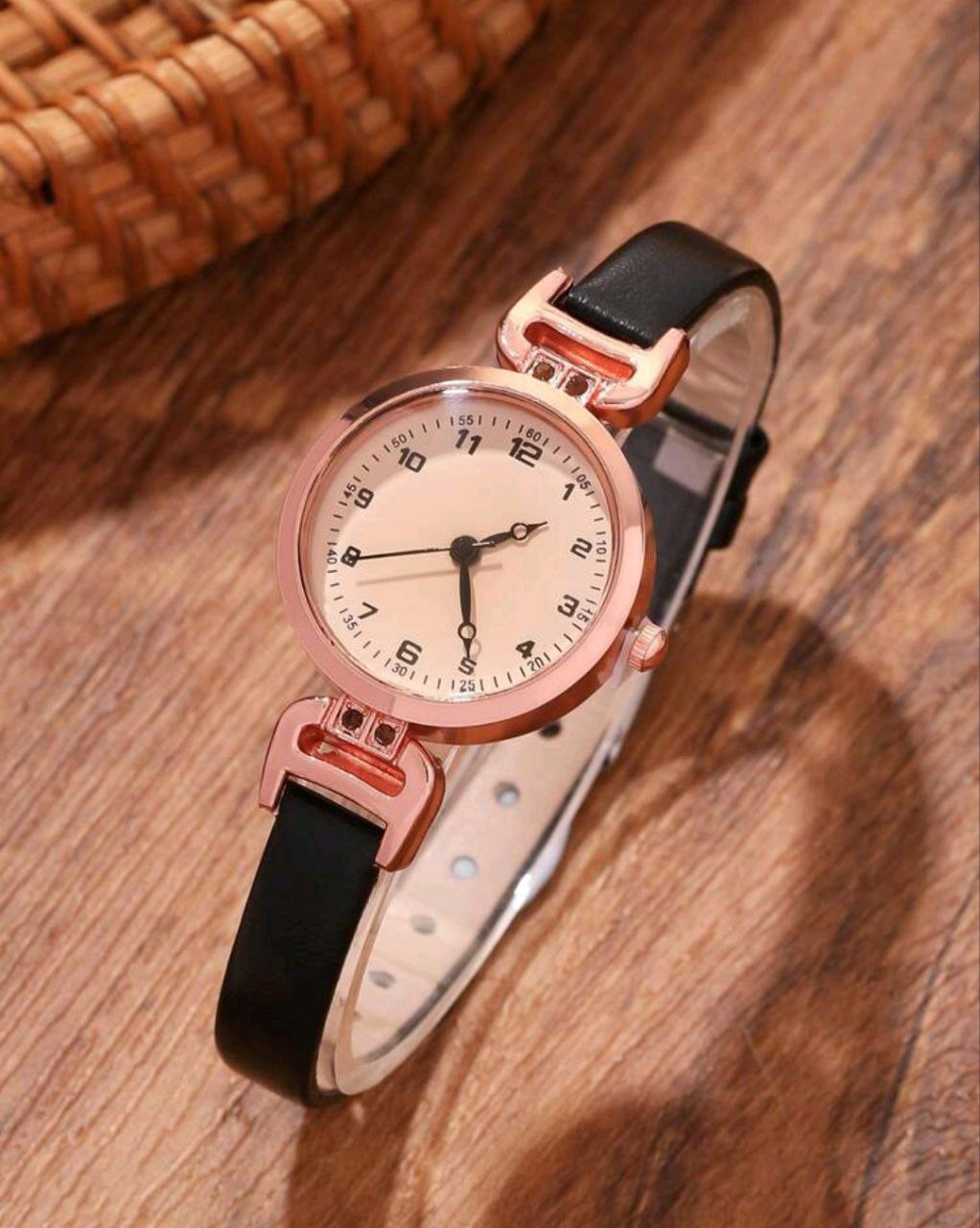 Vintage Casual Women’s Leather Strap Watch – Round Dial – Black & Brown