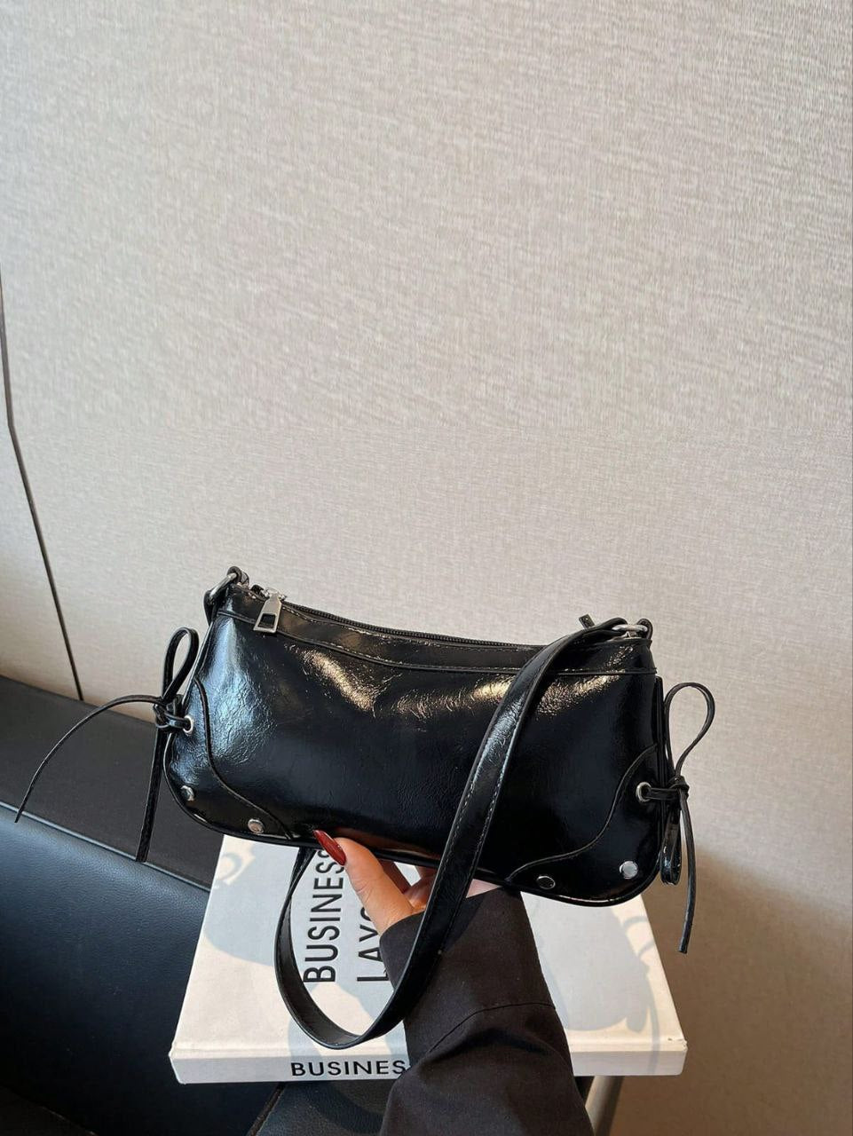 Vintage Bow Decor PU Leather Baguette Bag – Black
