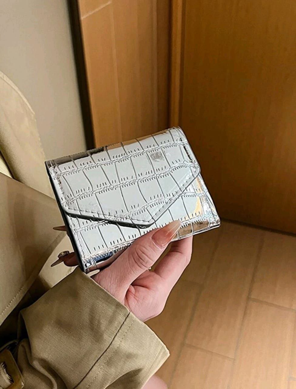 Shiny Crocodile Embossed Bi-Fold Wallet – Metallic Slim Card & Cash Wallet for Women
