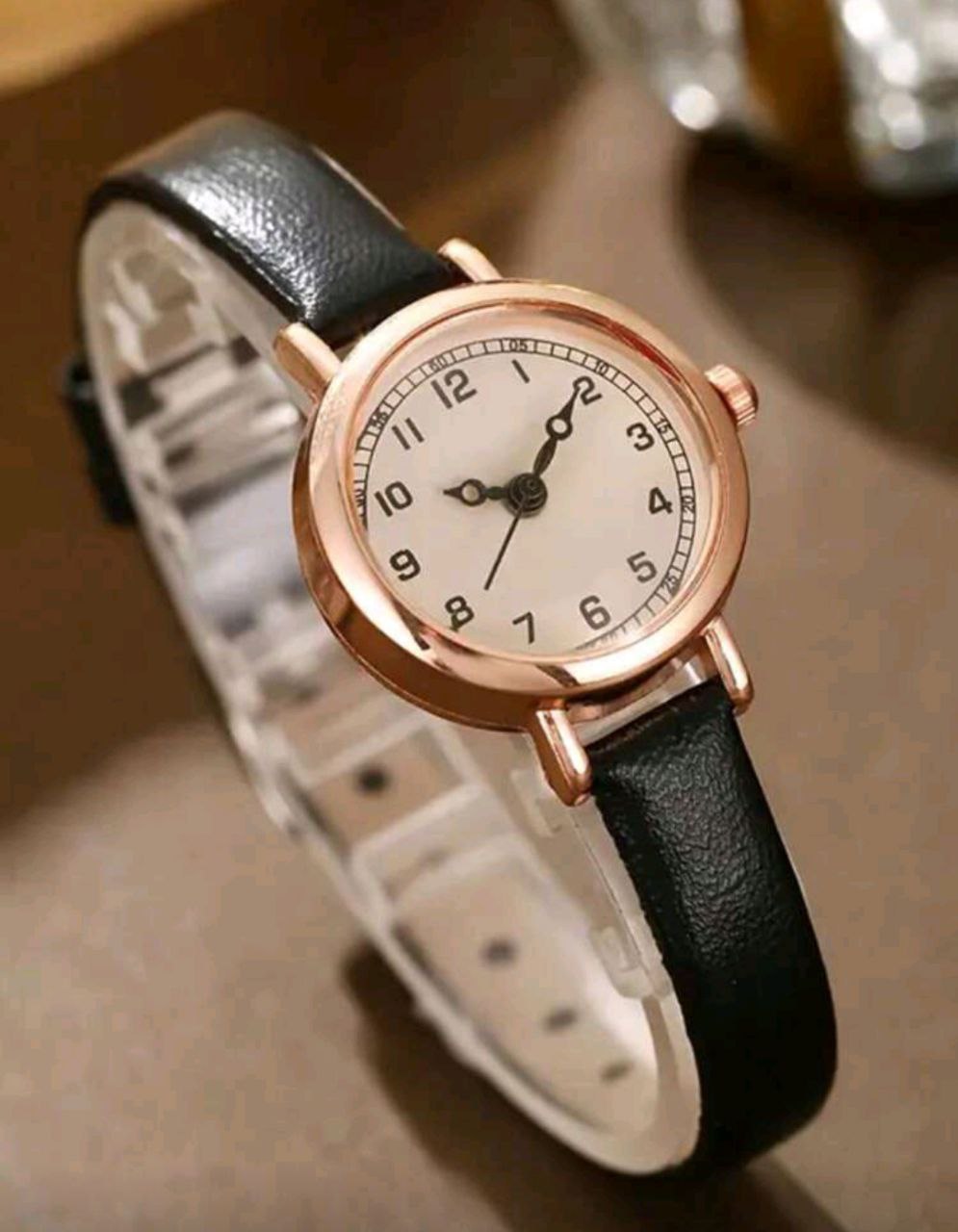 Vintage Minimal Quartz Watch for Women – Small Round Dial