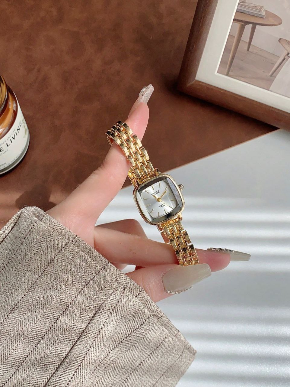 Bar Scale Dial Quartz Watch for Women – Gold Strap Everyday Elegance