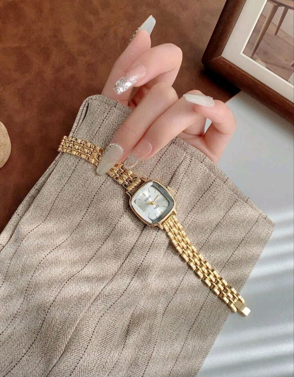 Bar Scale Dial Quartz Watch for Women – Gold Strap Everyday Elegance