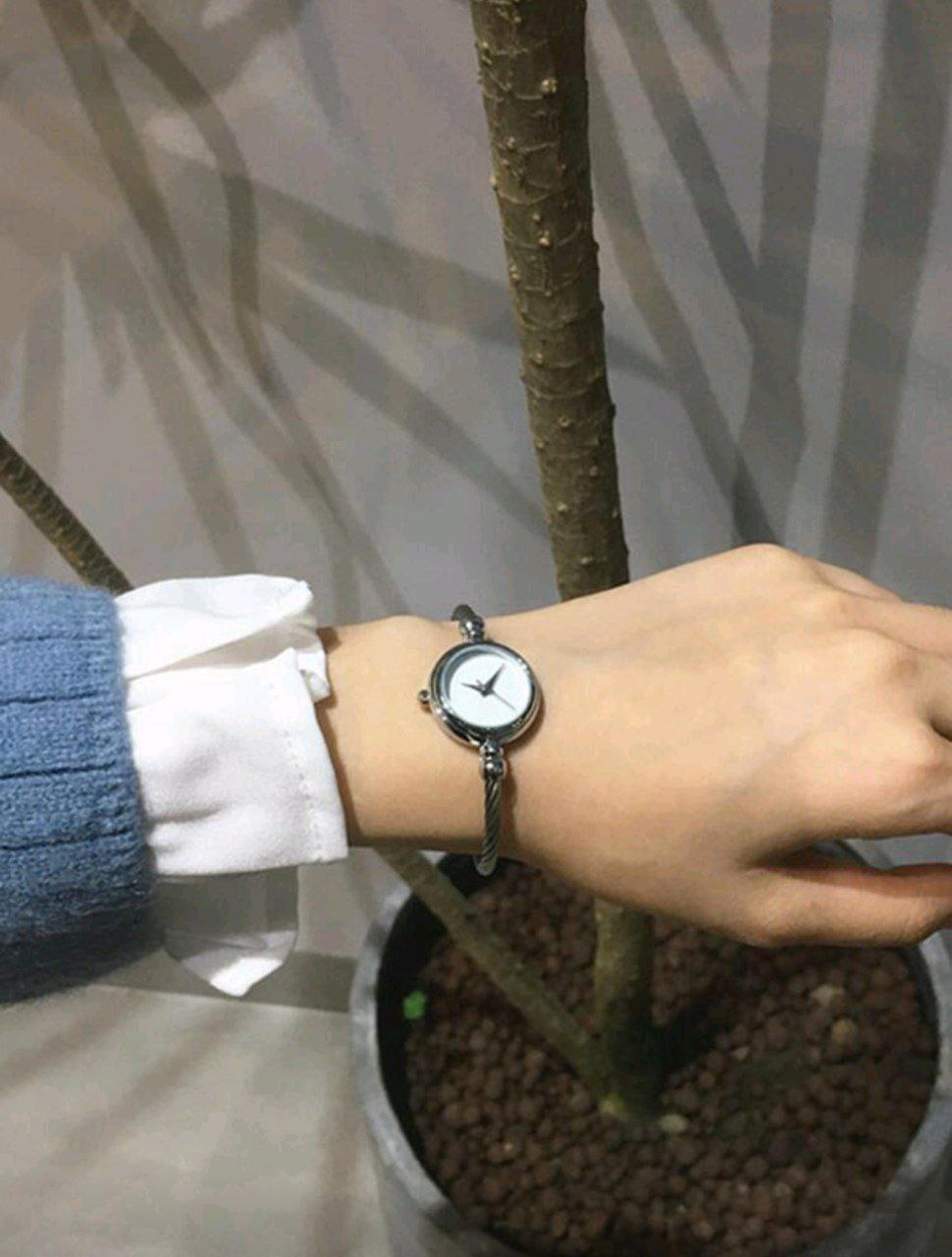 Women’s Casual Round Dial Zinc Alloy Quartz Watch – Silver & Gold