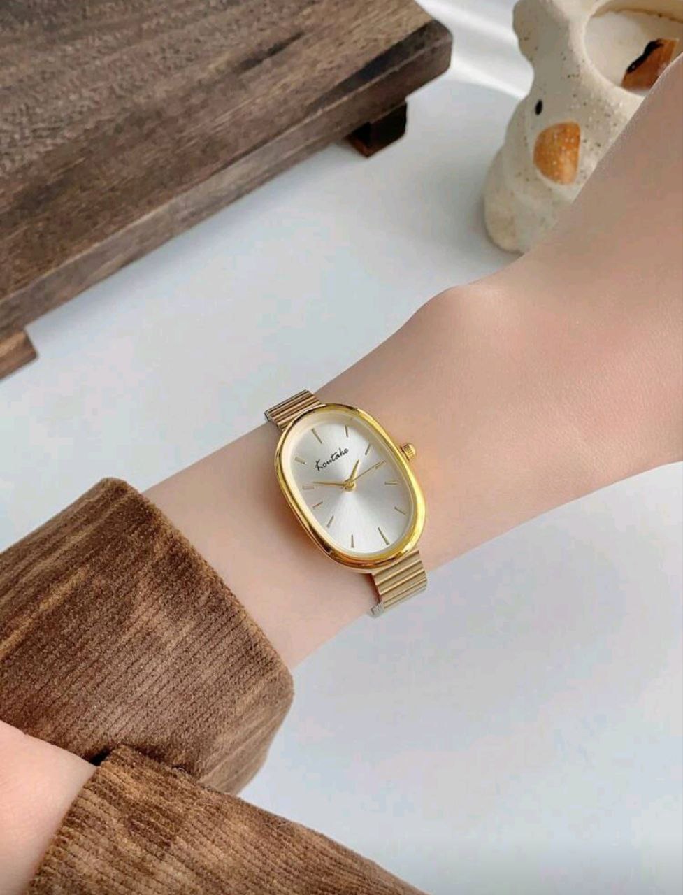 Women’s Large Round Vintage Quartz Watch – Gold