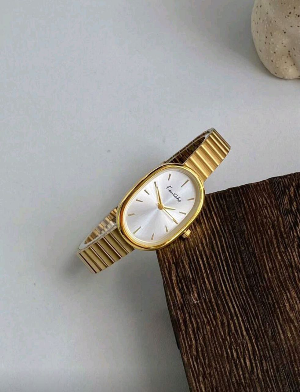 Women’s Large Round Vintage Quartz Watch – Gold