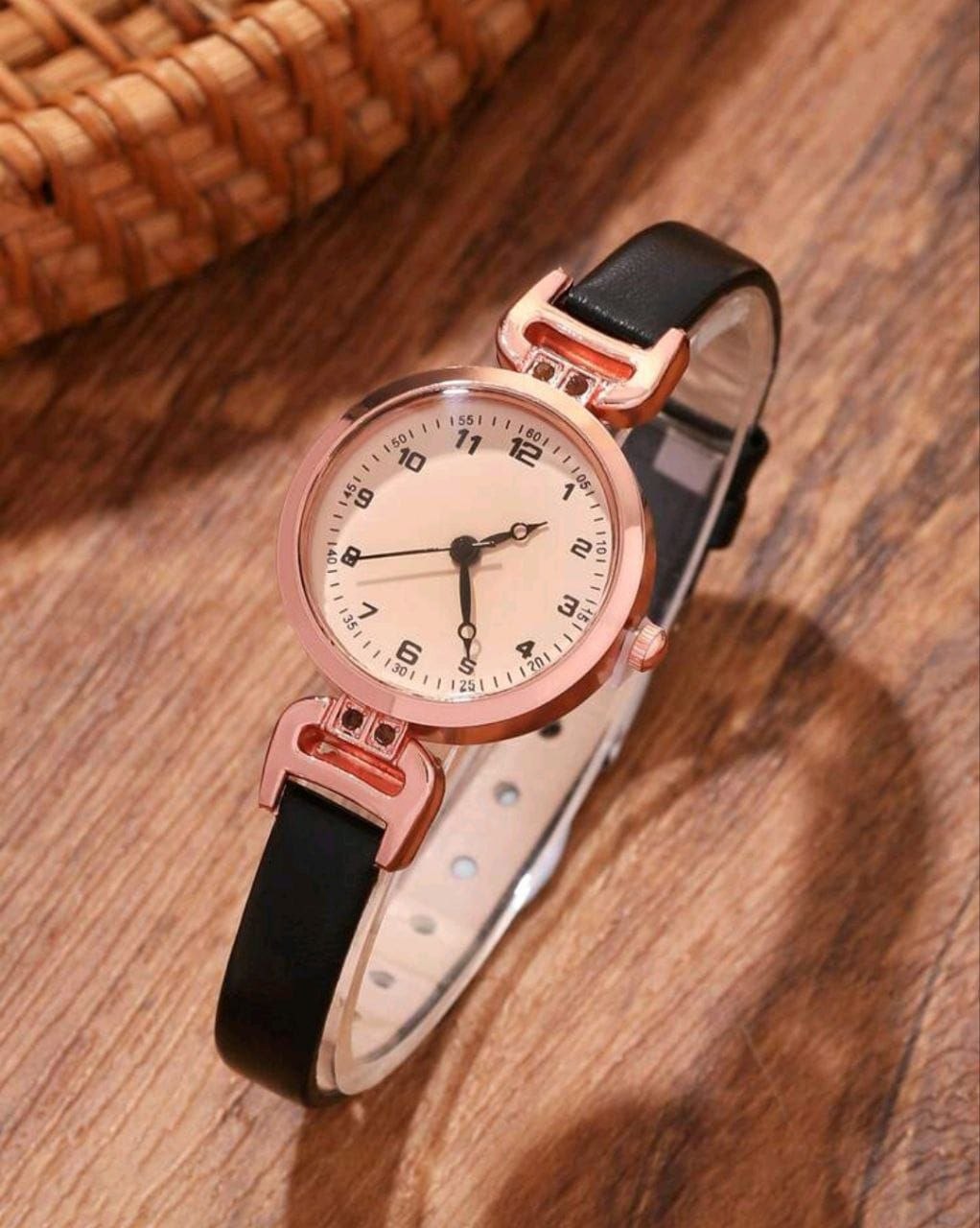 Vintage Casual Women’s Leather Strap Watch – Round Dial – Black & Brown