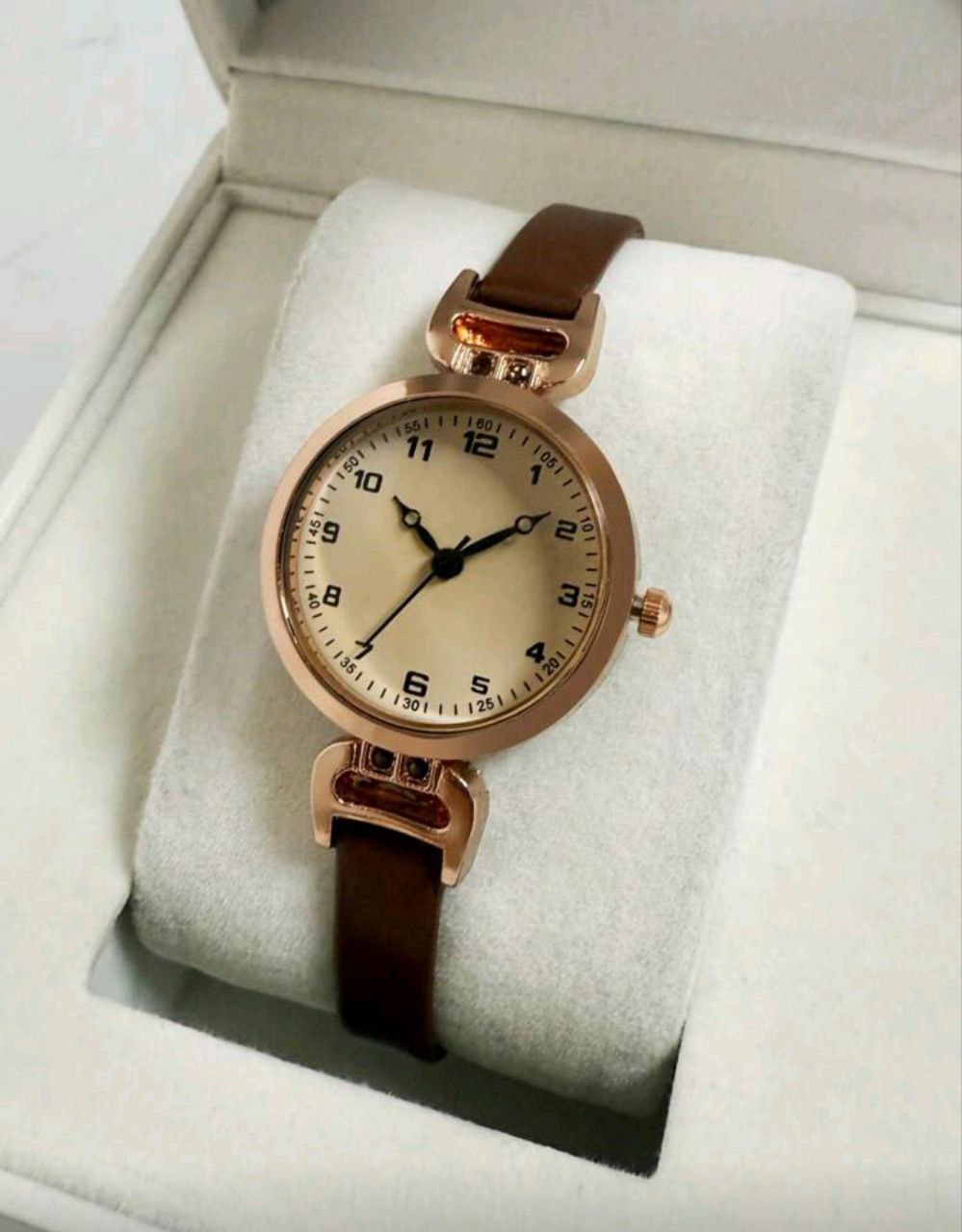Vintage Casual Women’s Leather Strap Watch – Round Dial – Black & Brown