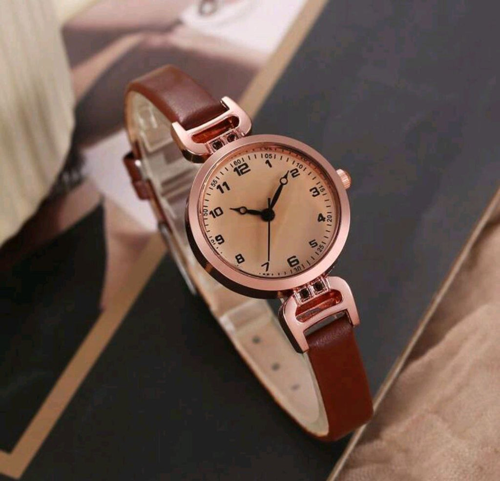 Vintage Casual Women’s Leather Strap Watch – Round Dial – Black & Brown