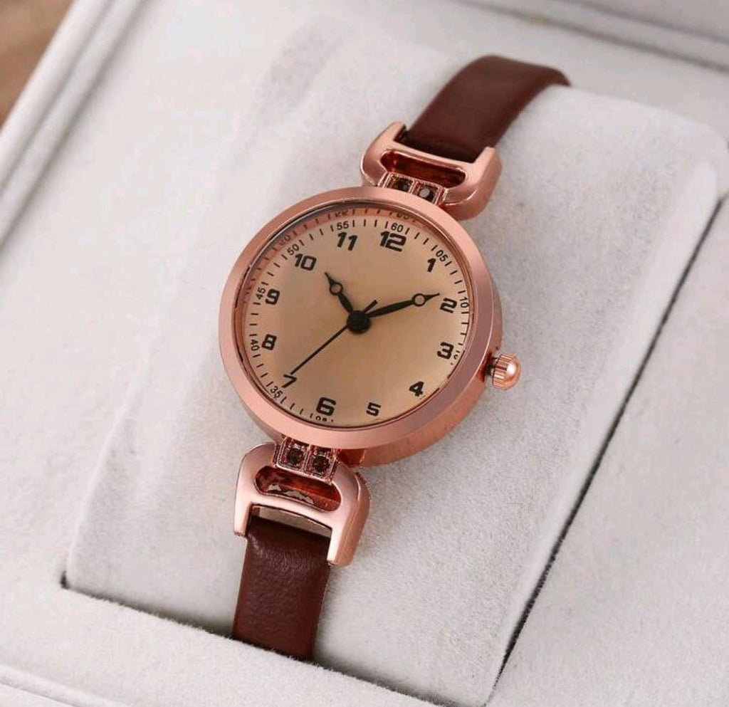 Vintage Casual Women’s Leather Strap Watch – Round Dial – Black & Brown