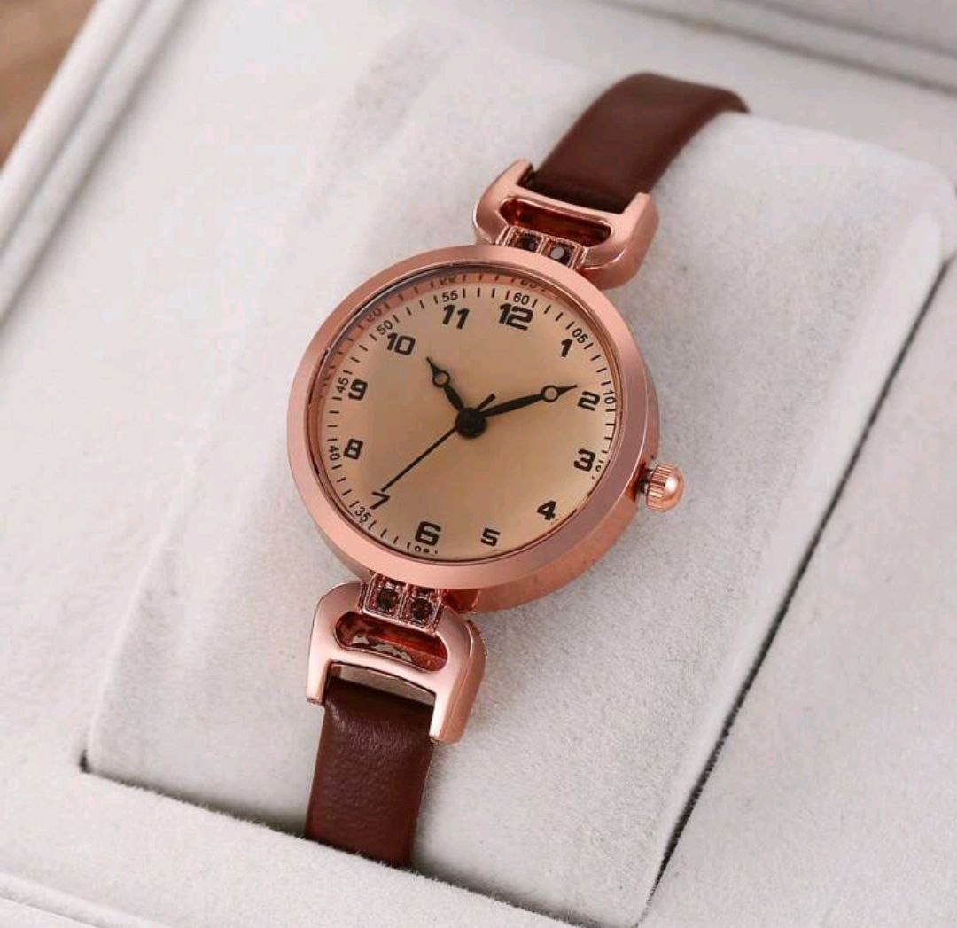 Vintage Casual Women’s Leather Strap Watch – Round Dial – Black & Brown