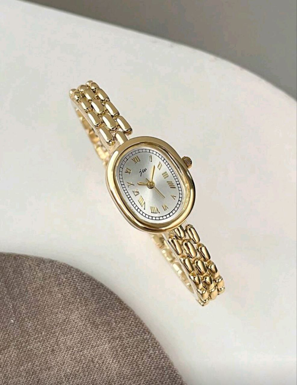 Women’s Oval Dial Alloy Bracelet Quartz Watch with Roman Numerals