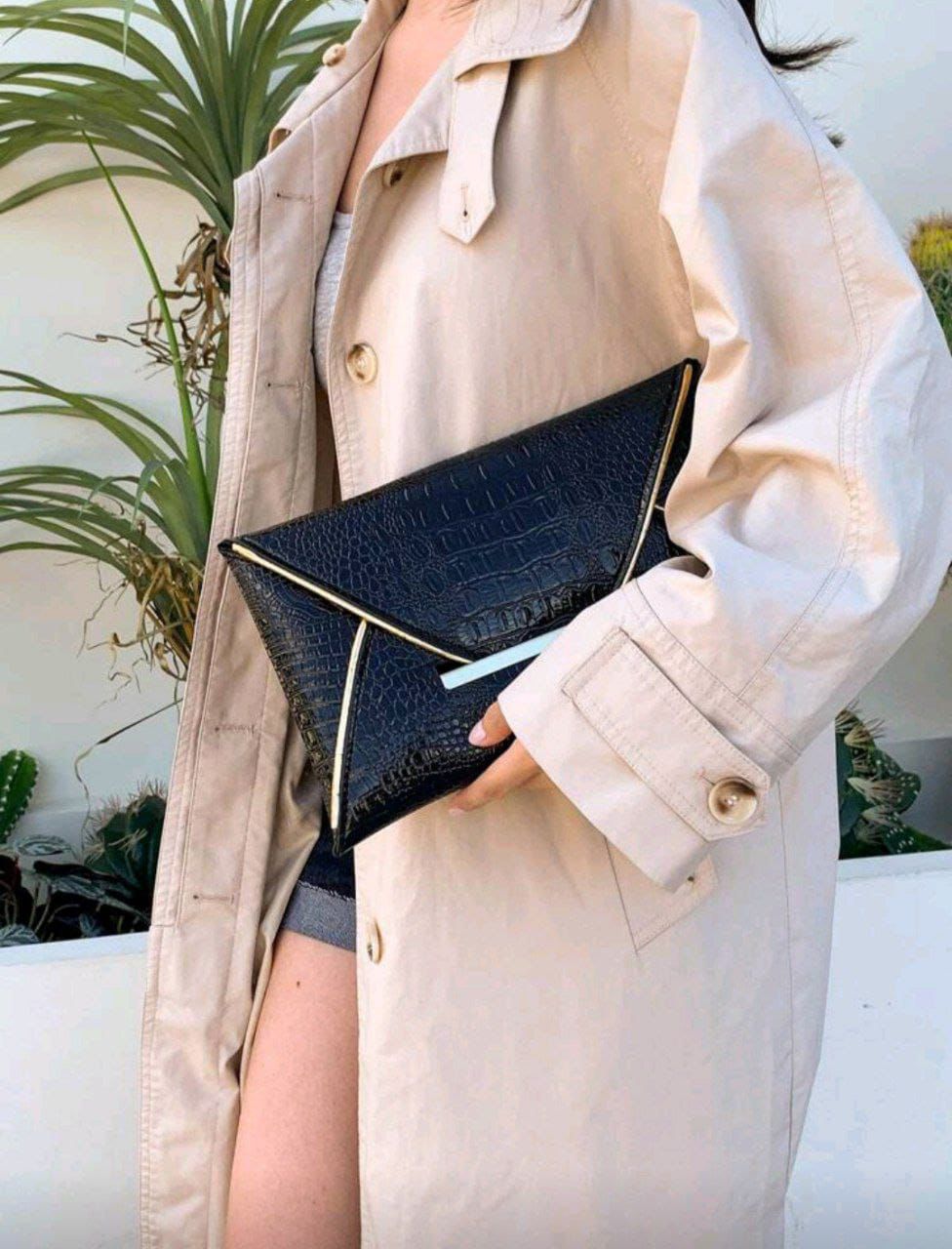 Elegant Crocodile & Marble Pattern Envelope Clutch – Black & Gold