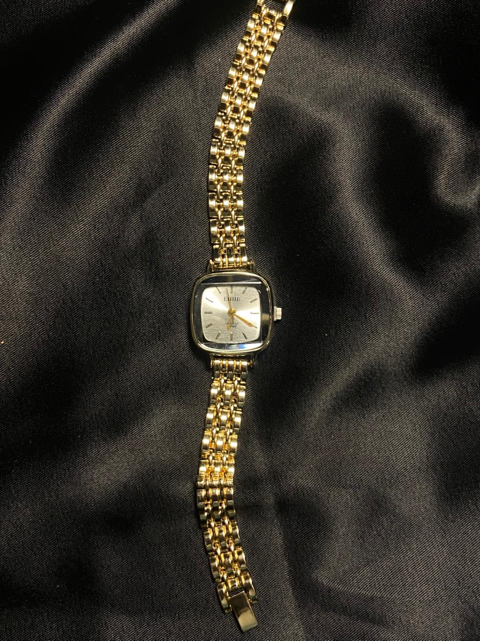 Bar Scale Dial Quartz Watch for Women – Gold Strap Everyday Elegance
