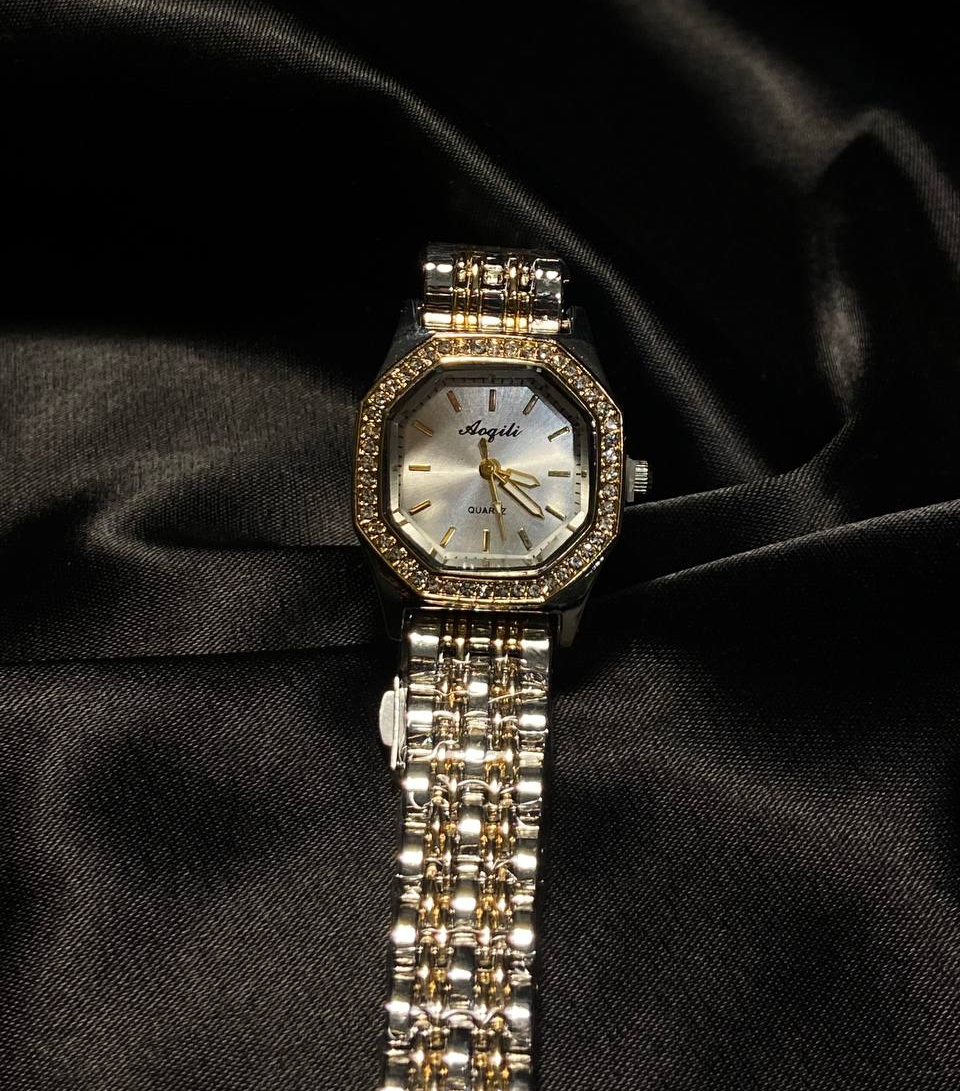 Two-Tone Polygonal Quartz Watch for Women – Elegant & Exquisite Design