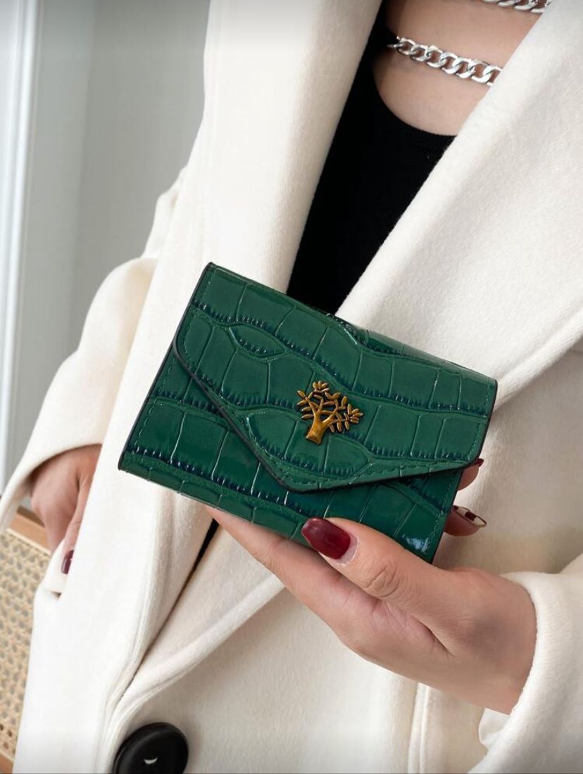Crocodile Embossed Bi-Fold Wallet with Metal Decor – Green & Black