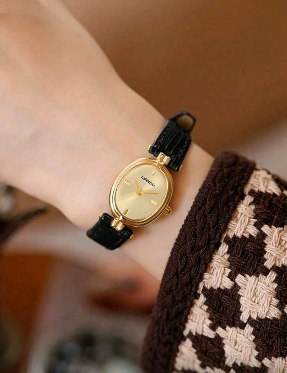 Vintage Oval Small Dial Women’s Quartz Watch with Rhinestone Detailstch