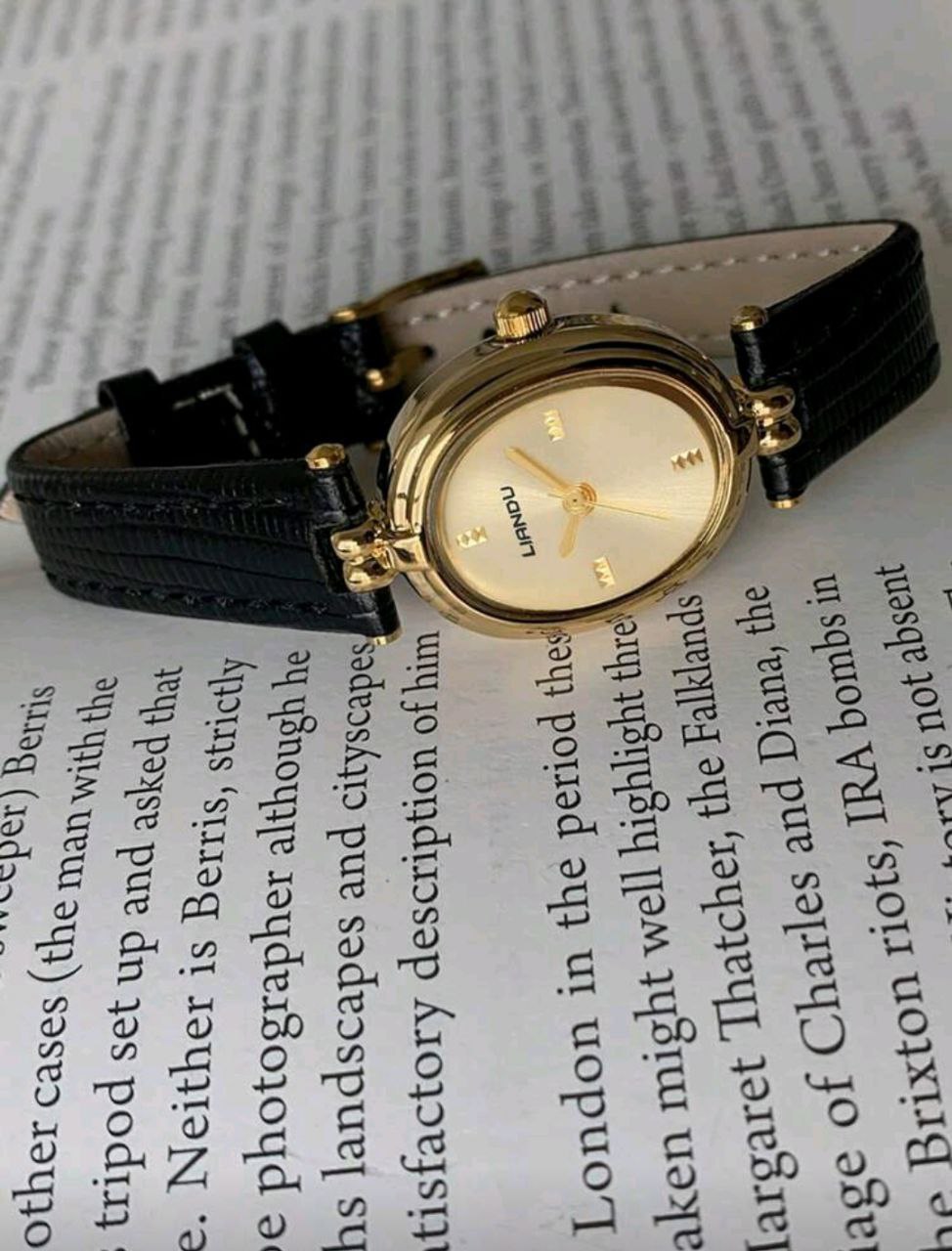 Vintage Oval Small Dial Women’s Quartz Watch with Rhinestone Detailstch