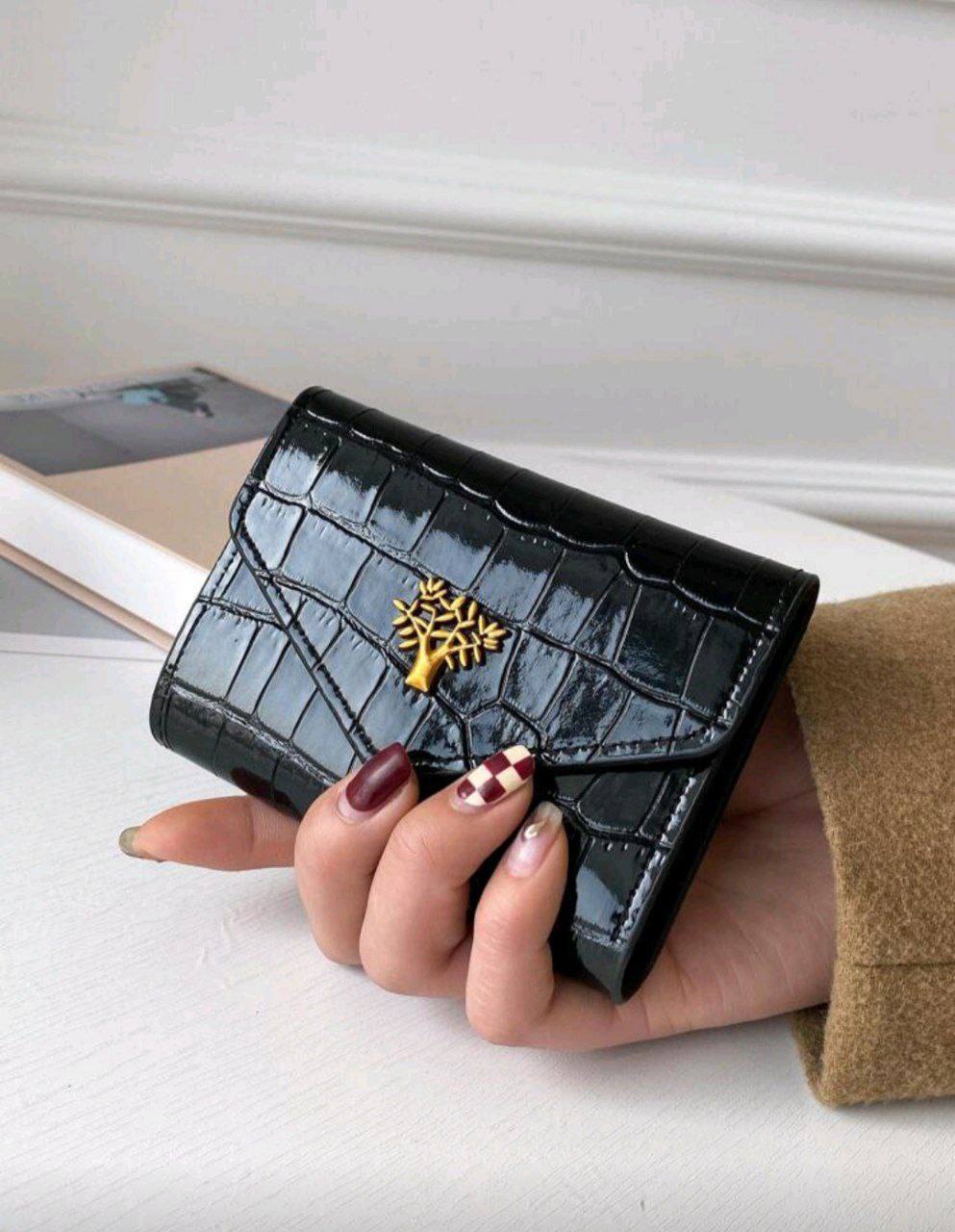 Crocodile Embossed Bi-Fold Wallet with Metal Decor – Green & Black