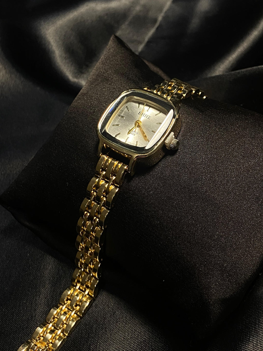 Bar Scale Dial Quartz Watch for Women – Gold Strap Everyday Elegance
