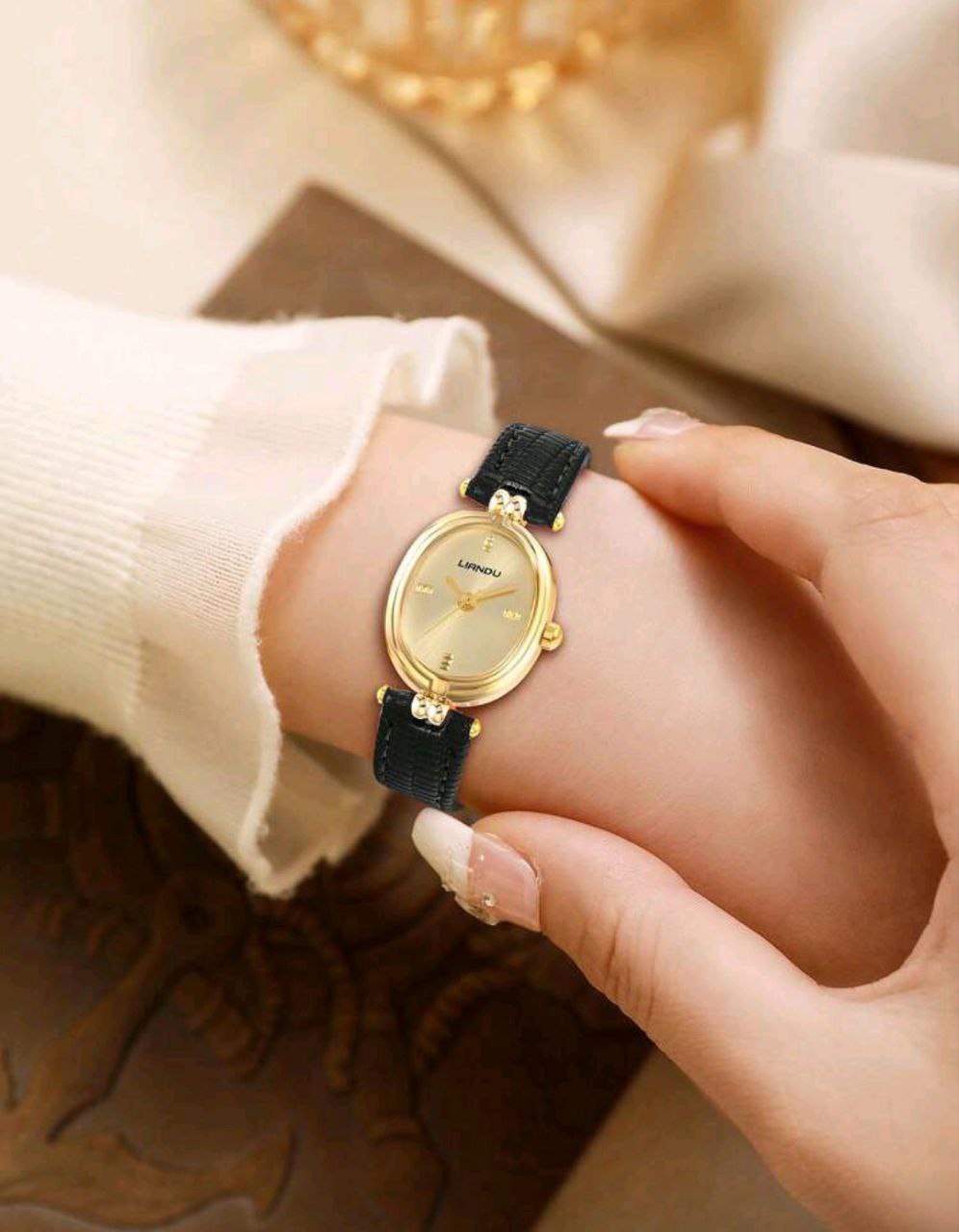 Vintage Oval Small Dial Women’s Quartz Watch with Rhinestone Detailstch