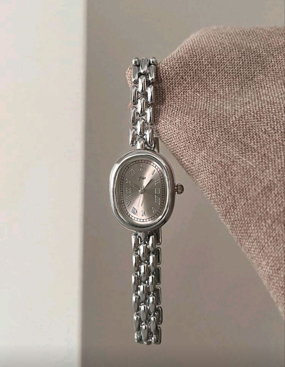 Women’s Oval Dial Alloy Bracelet Quartz Watch with Roman Numerals