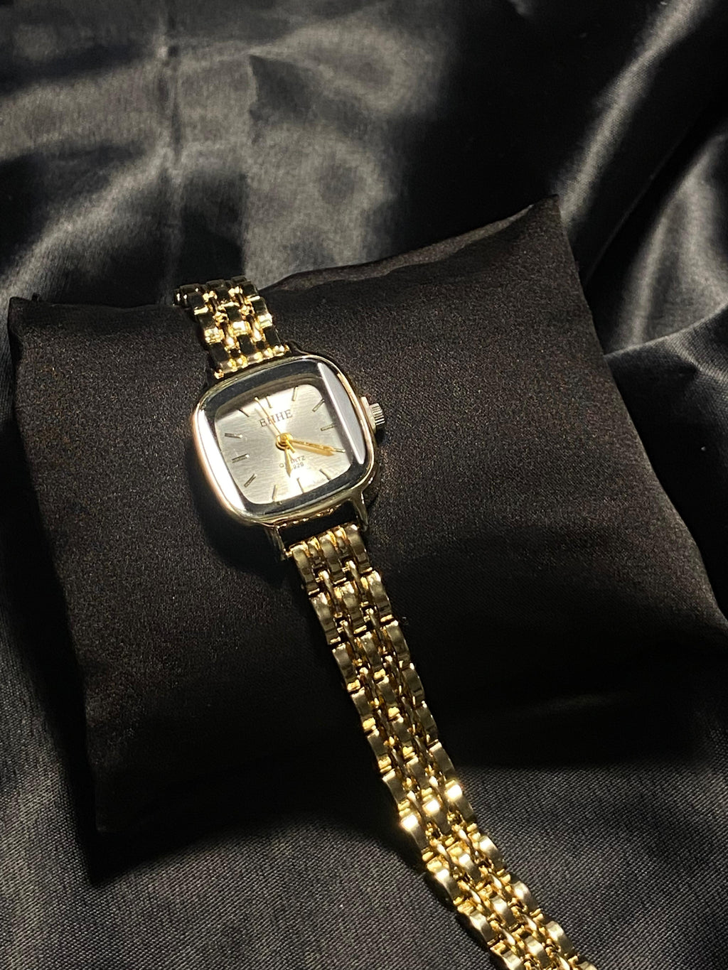 Bar Scale Dial Quartz Watch for Women – Gold Strap Everyday Elegance