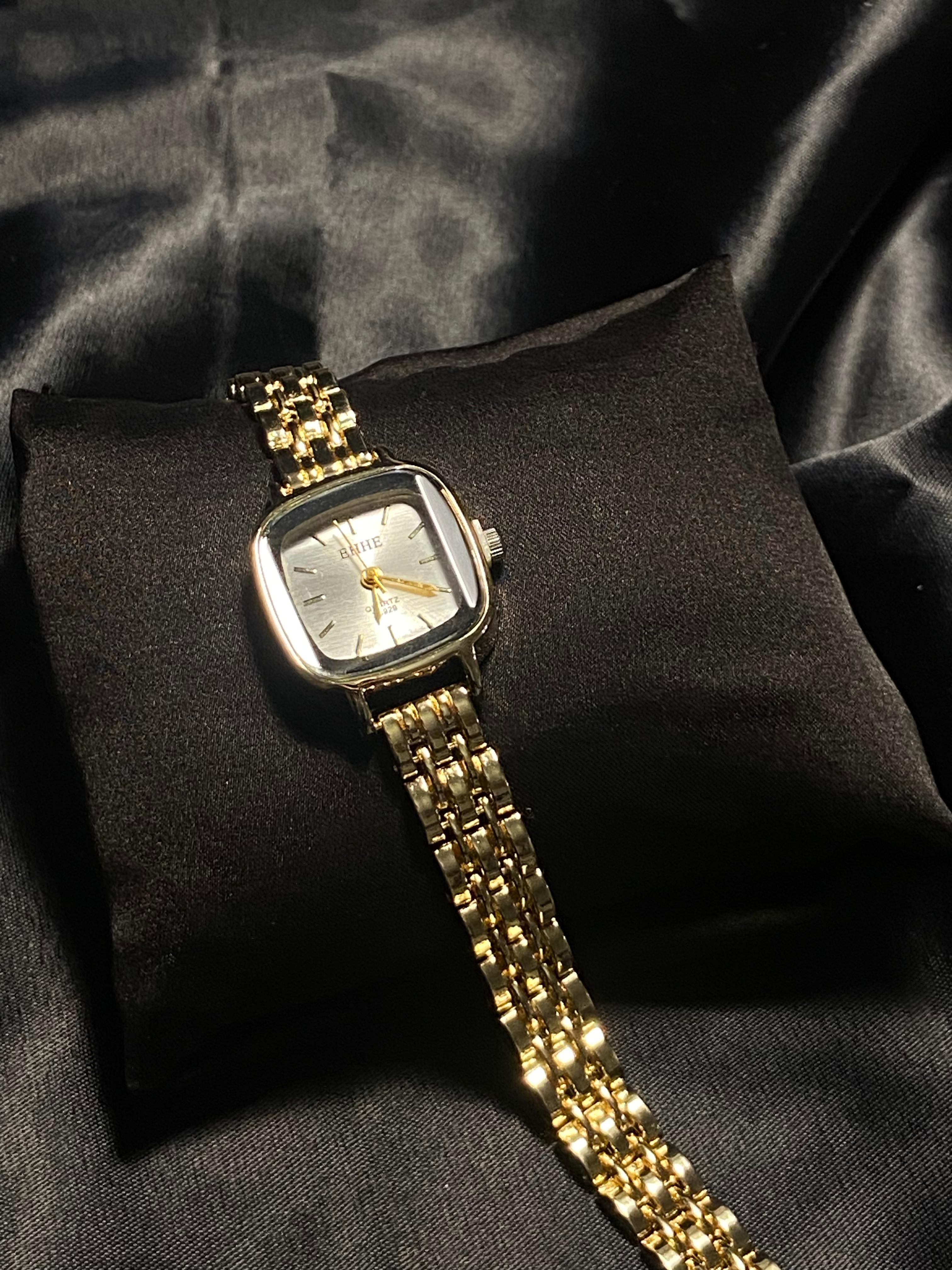 Bar Scale Dial Quartz Watch for Women – Gold Strap Everyday Elegance