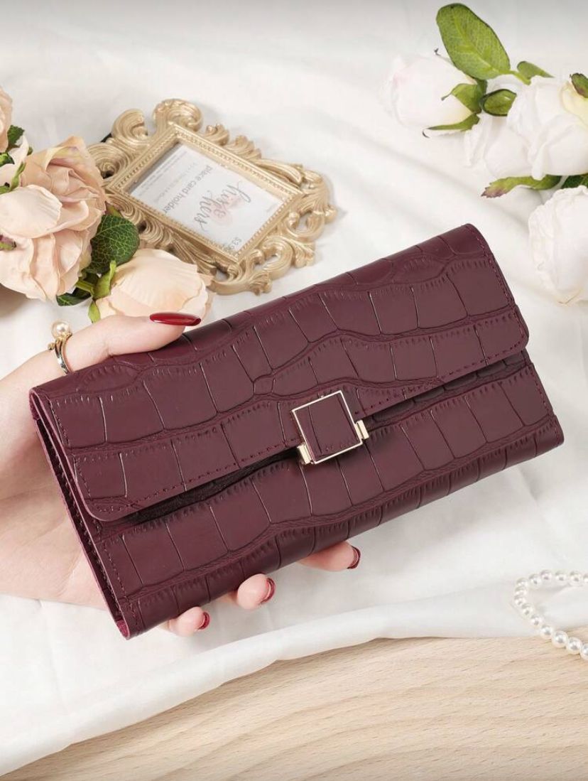 Crocodile Embossed Long Wallet for Women – Large Capacity Card & Cash Organizer with Zipper Pocket (Black / Burgundy)