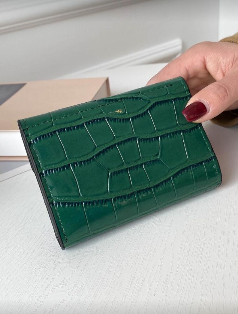 Crocodile Embossed Bi-Fold Wallet with Metal Decor – Green & Black