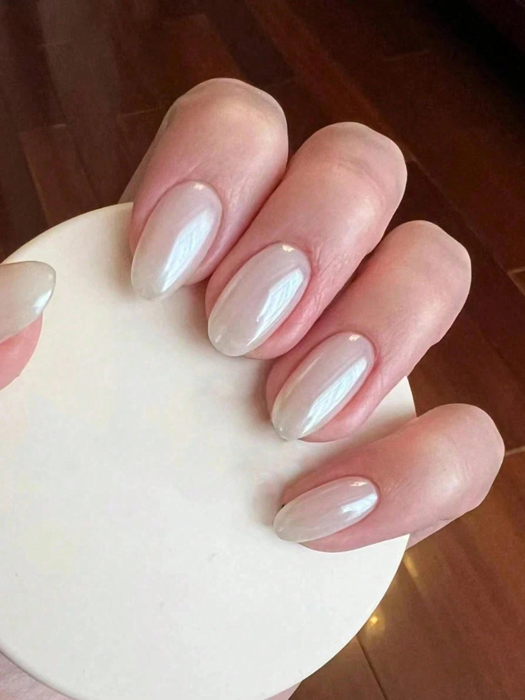 24PCS Short Oval Metallic Chrome Press-On Nails – White