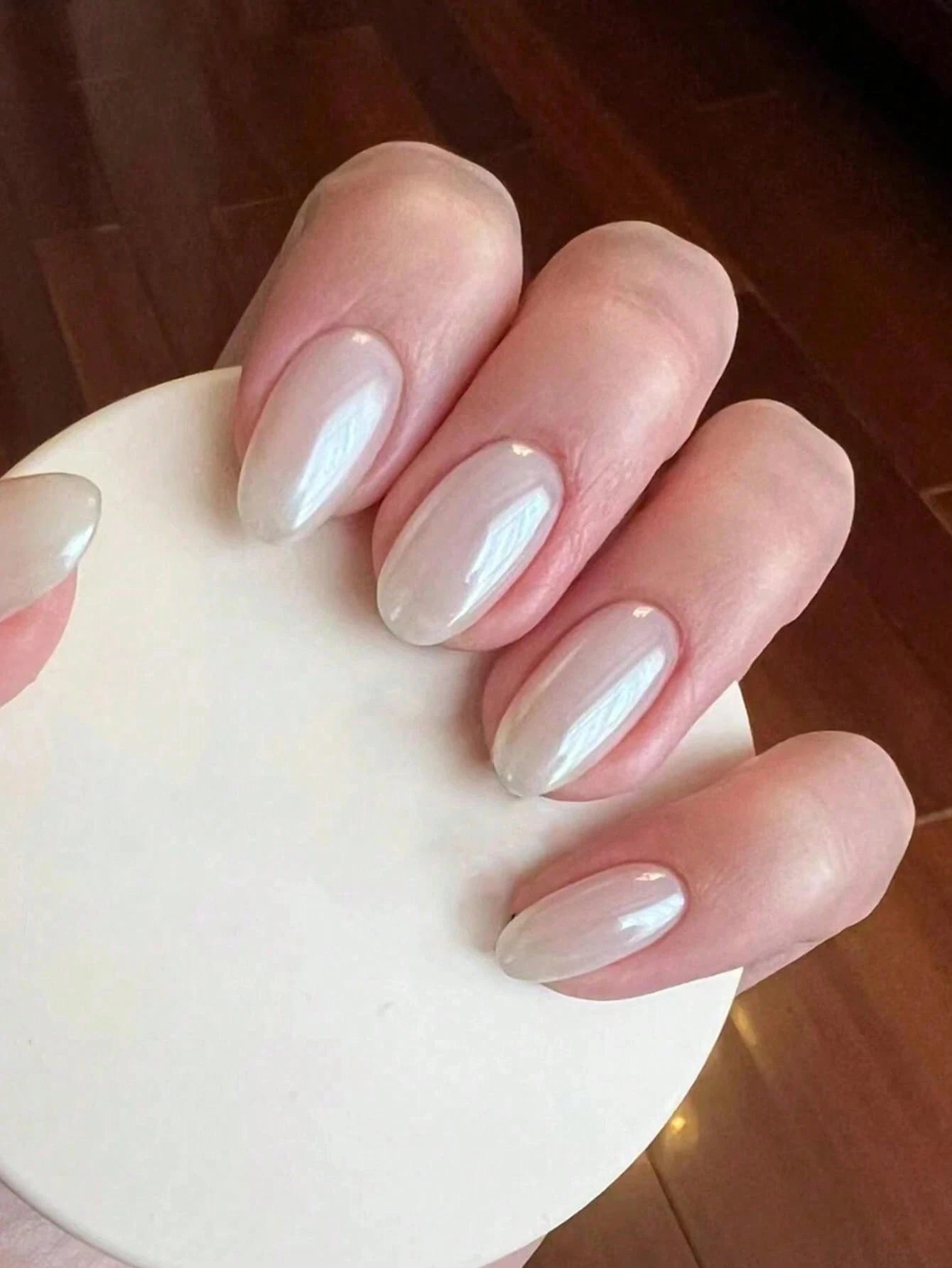 24PCS Short Oval Metallic Chrome Press-On Nails – White