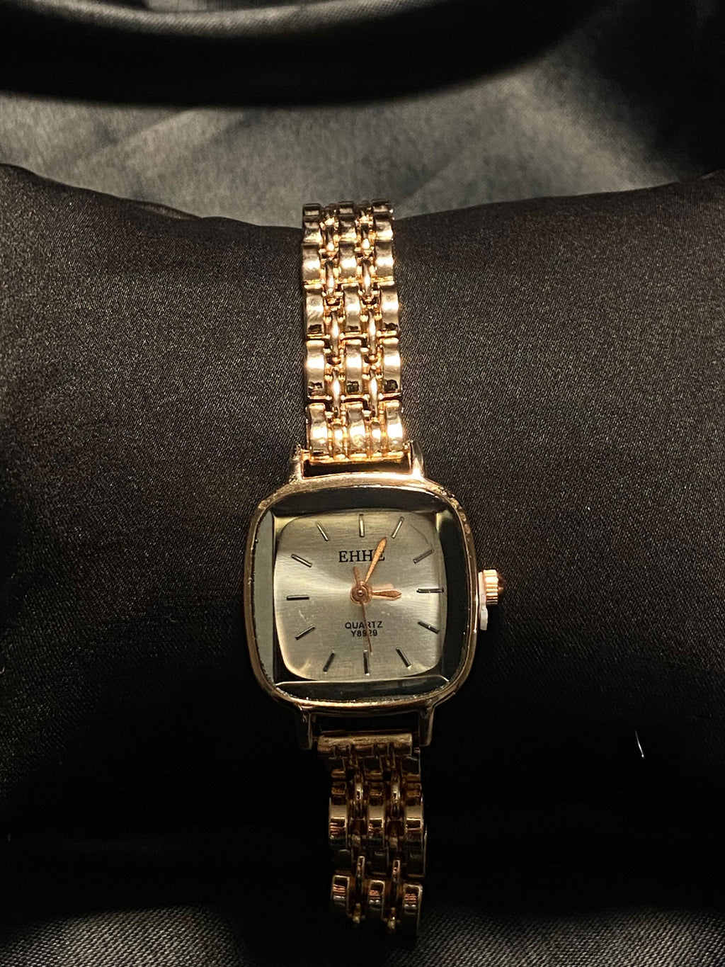Bar Scale Dial Quartz Watch for Women – Gold Strap Everyday Elegance