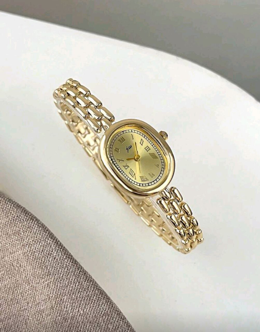 Women’s Oval Dial Alloy Bracelet Quartz Watch with Roman Numerals