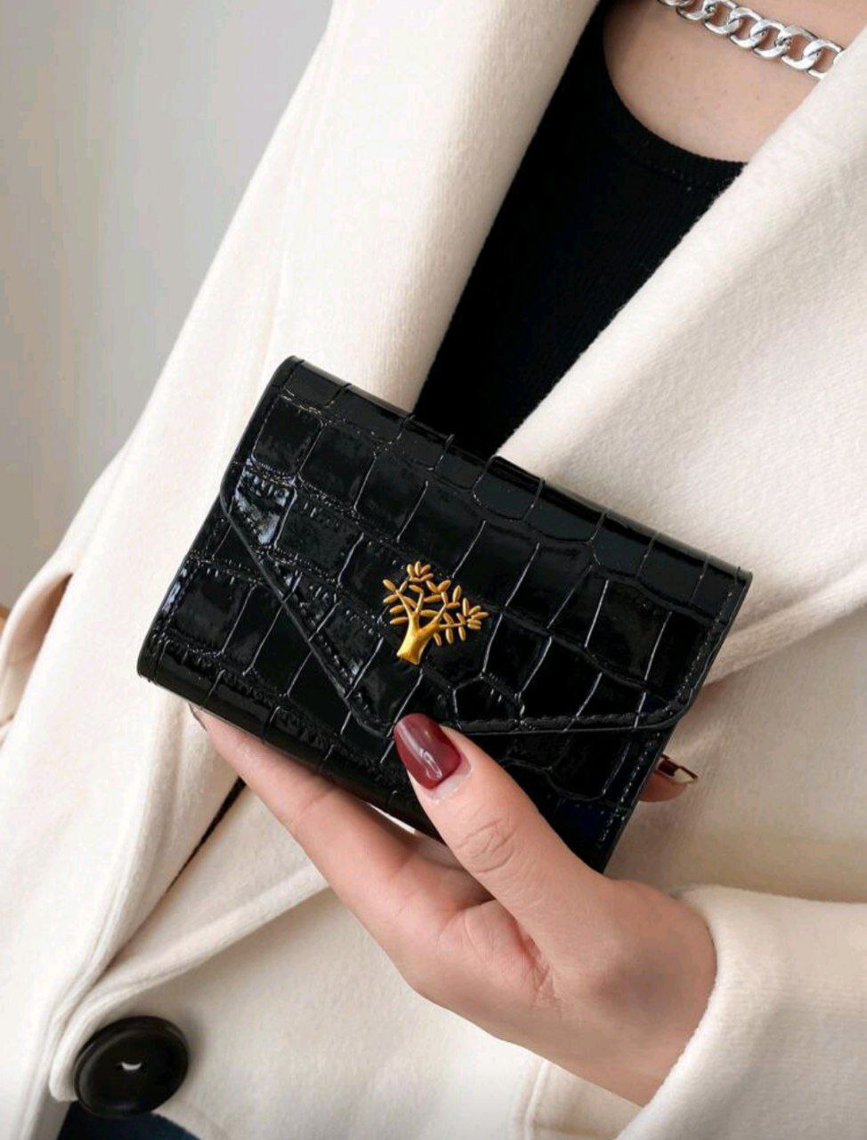 Crocodile Embossed Bi-Fold Wallet with Metal Decor – Green & Black