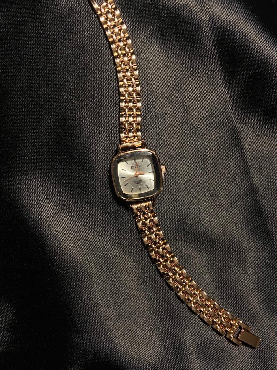 Bar Scale Dial Quartz Watch for Women – Gold Strap Everyday Elegance